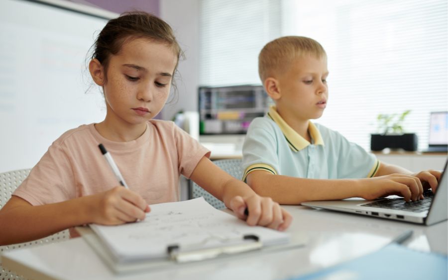 Niños y niñas concentrados en las tareas escolares