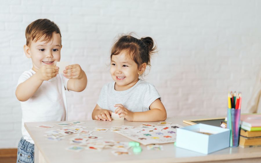 Niño y niña aprendiendo jugando